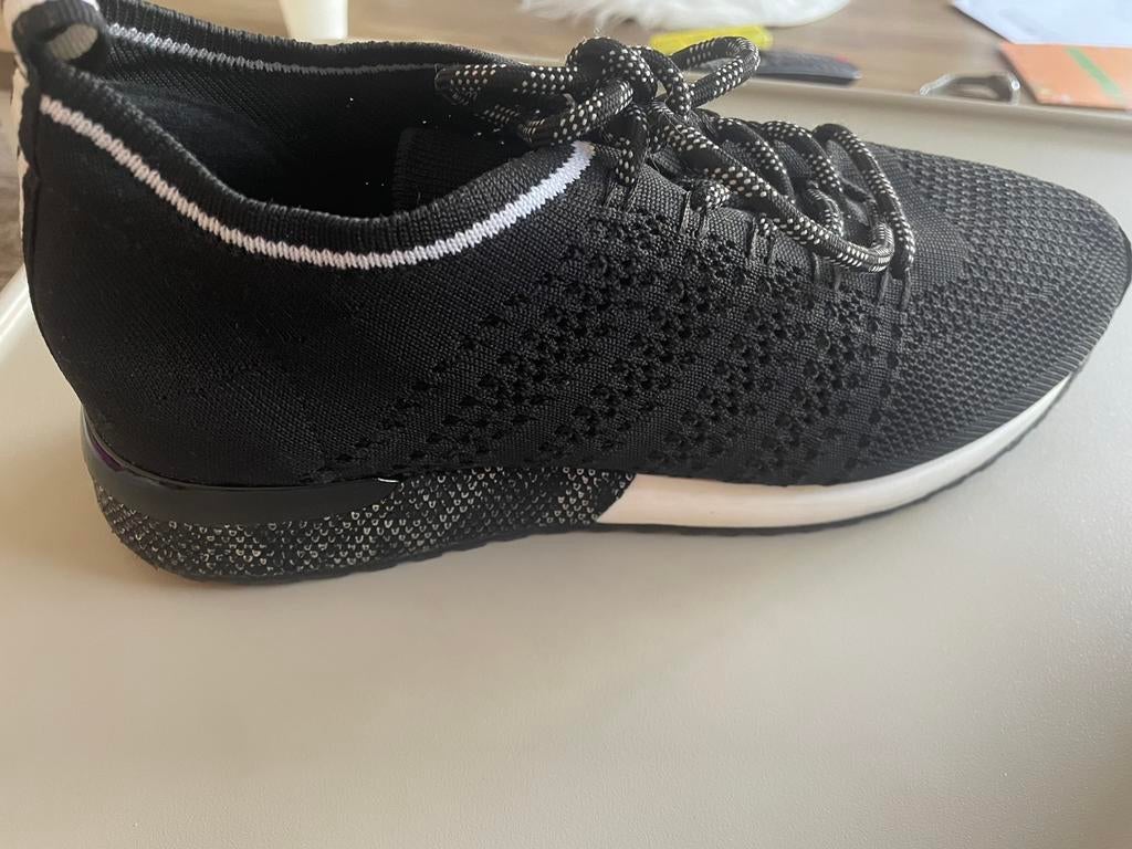 Damesschoenen, Zwart, Ophalen of Verzenden, Sneakers of Gympen, Zo goed als nieuw