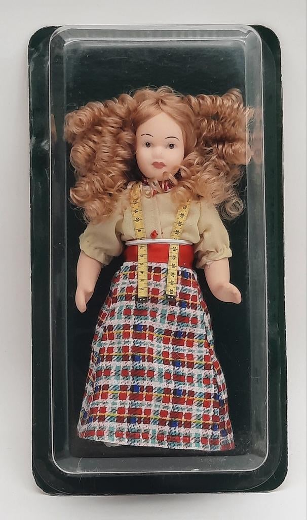Porseleinen Pop Deagostini 13 Kleding Naaister  NIEUW!, Ophalen of Verzenden, Nieuw, Pop