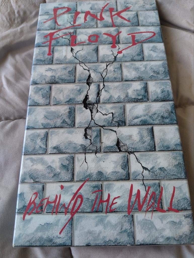Pink Floyd - Behind the Wall 3CD box, Cd's en Dvd's, Cd's | Rock, Ophalen of Verzenden, Zo goed als nieuw, Poprock