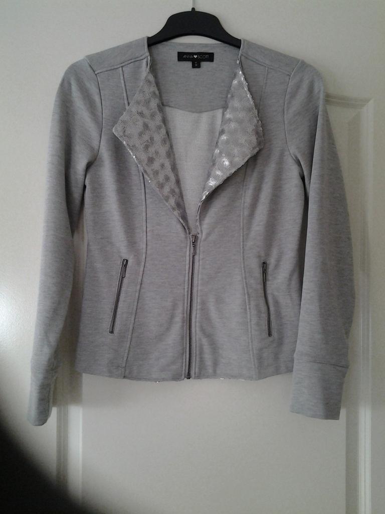 Jasje anna Scott, Kleding | Dames, Ophalen of Verzenden, Zo goed als nieuw, Maat 38/40 (M), Grijs