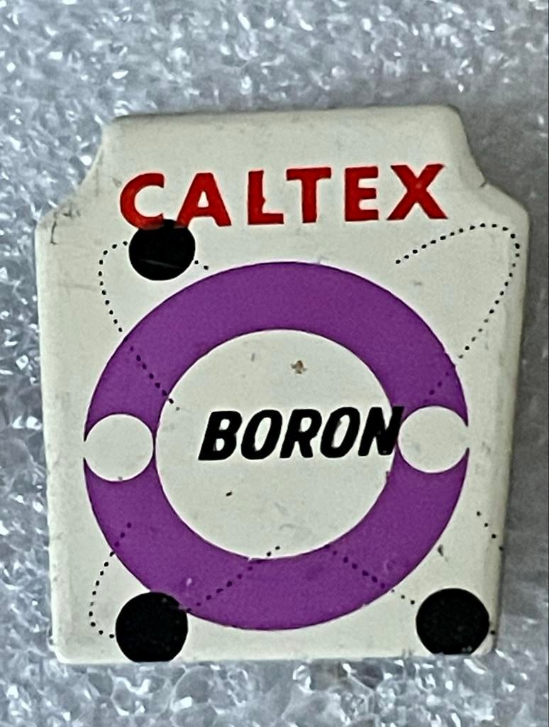 Twee Vintage Caltex Brandstofspeldjes, Verzamelen, Ophalen of Verzenden, Gebruikt, Merk, Speldje of Pin