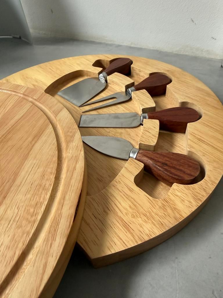 Ronde houten kaasplank met messen | tapasplank | serveerplan, Huis en Inrichting, Ophalen of Verzenden, Zo goed als nieuw
