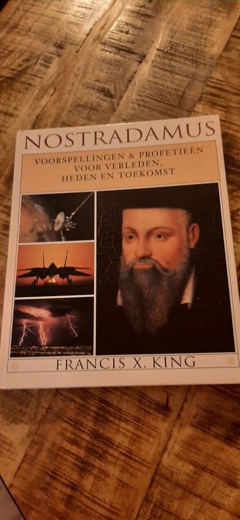 Nostradamus Boek - Voorspellingen en Profetieën, Gelezen, Achtergrond en Informatie, Spiritualiteit algemeen, Ophalen of Verzenden