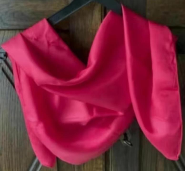 Rode sjaal, shawl, das, doek, hoofddoek; 68 bij 67 cm, Kleding | Dames, Mutsen, Sjaals en Handschoenen, Zo goed als nieuw, Sjaal