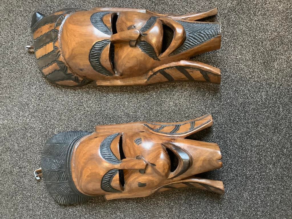 Authentieke handgesneden Afrikaanse houten maskers, Ophalen