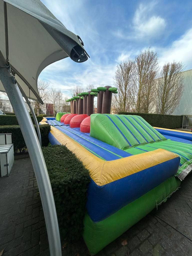 Groot Wipe Out Springkussen - 17x8 meter, Kinderen en Baby's, Speelgoed | Buiten | Springkussens, Gebruikt, Ophalen