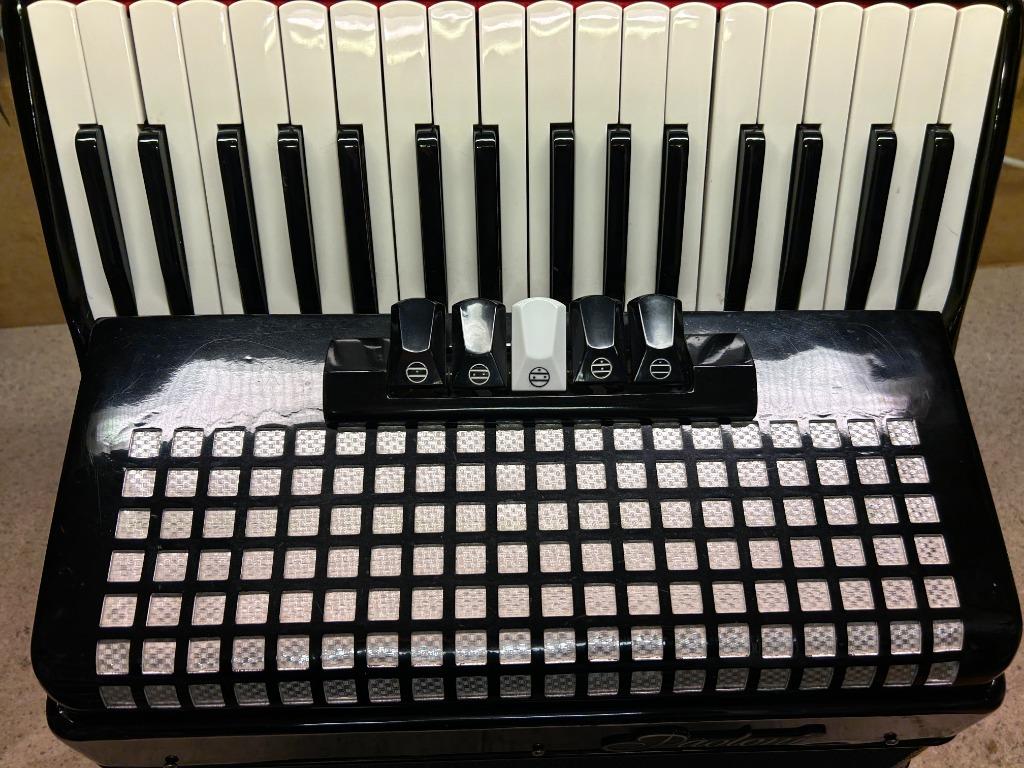 Accordeon Paoloni 72 bas 3-korig, Muziek en Instrumenten, Accordeons, Gebruikt, Met riemen, 72-bas, Toetsaccordeon
