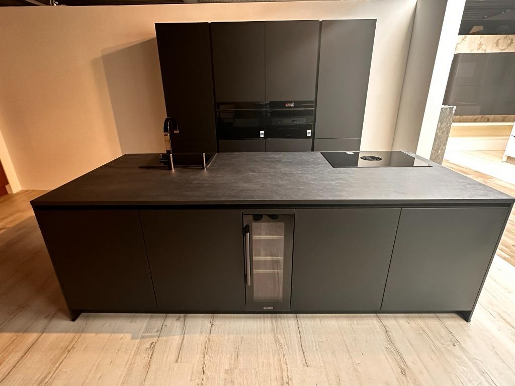 Complete Hacker Zwart mat eiland keuken met Siemens en Bora, Häcker Küchen GmbH & Co. KG Werkstraße 3 32289 Rödinghausen, Zwart