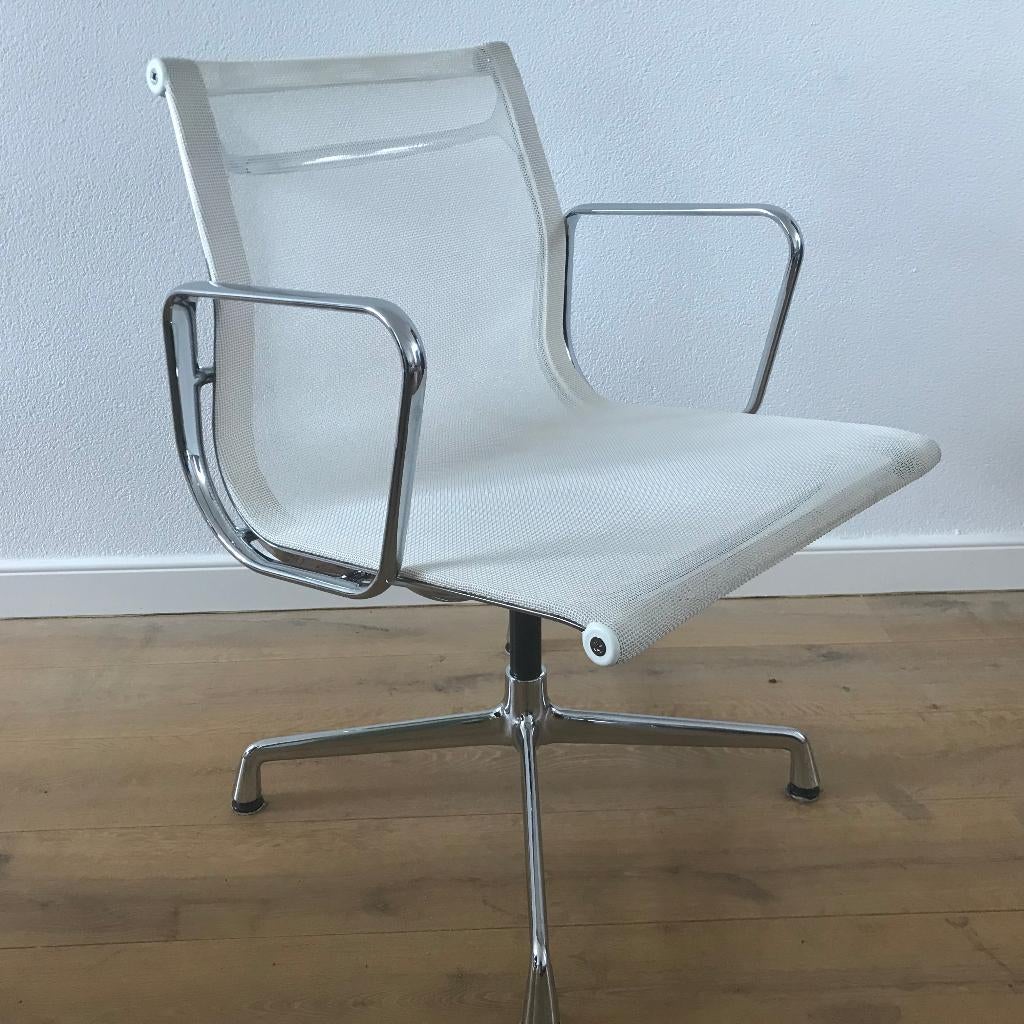 Vitra EA 107 EA107 stoel wit netweave chroom, Wit, Ophalen of Verzenden, Zo goed als nieuw, Nvt