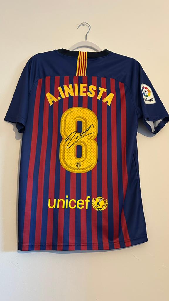 Barcelona gesingeerd shirt door Andrés Iniesta - videobewijs, Ophalen of Verzenden, Zo goed als nieuw, Buitenlandse clubs, Shirt