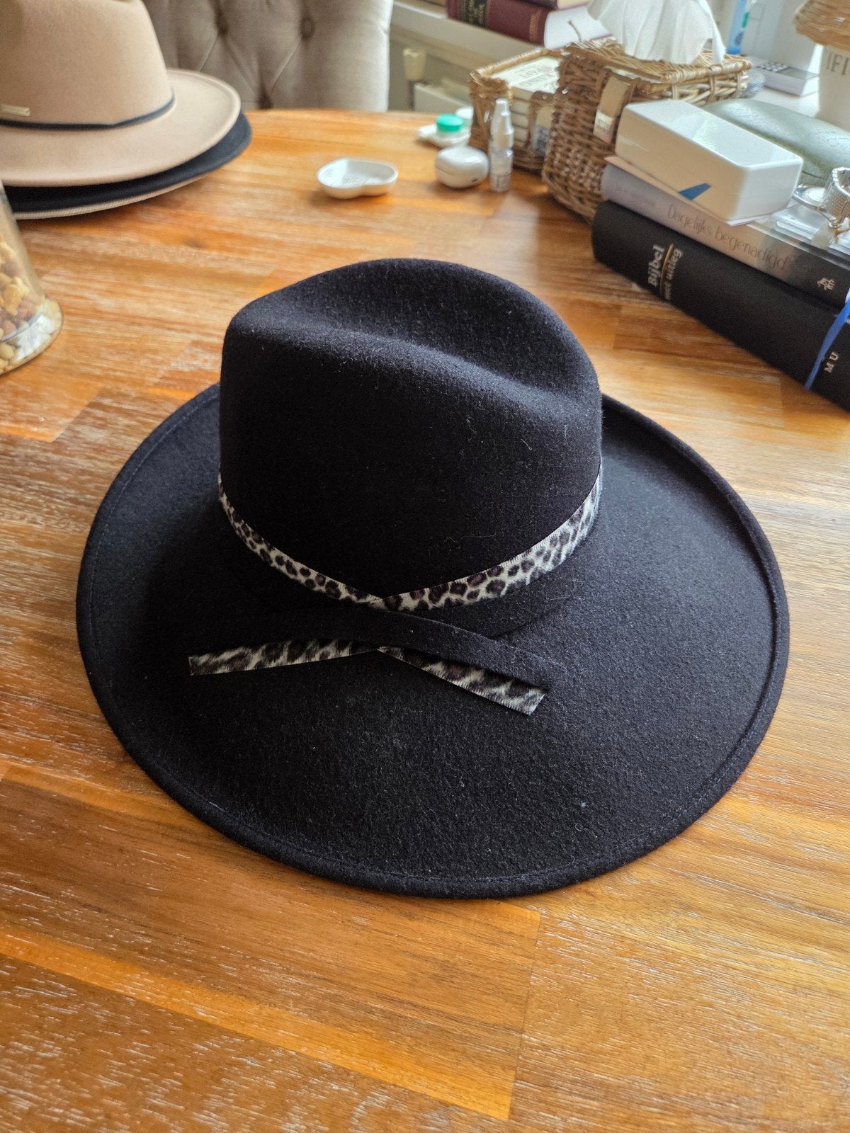 Dameshoed zwart met leuke band 57, Ophalen of Verzenden, Zo goed als nieuw, 56 of 57 cm (M, 7 of 7⅛ inch), Hoed