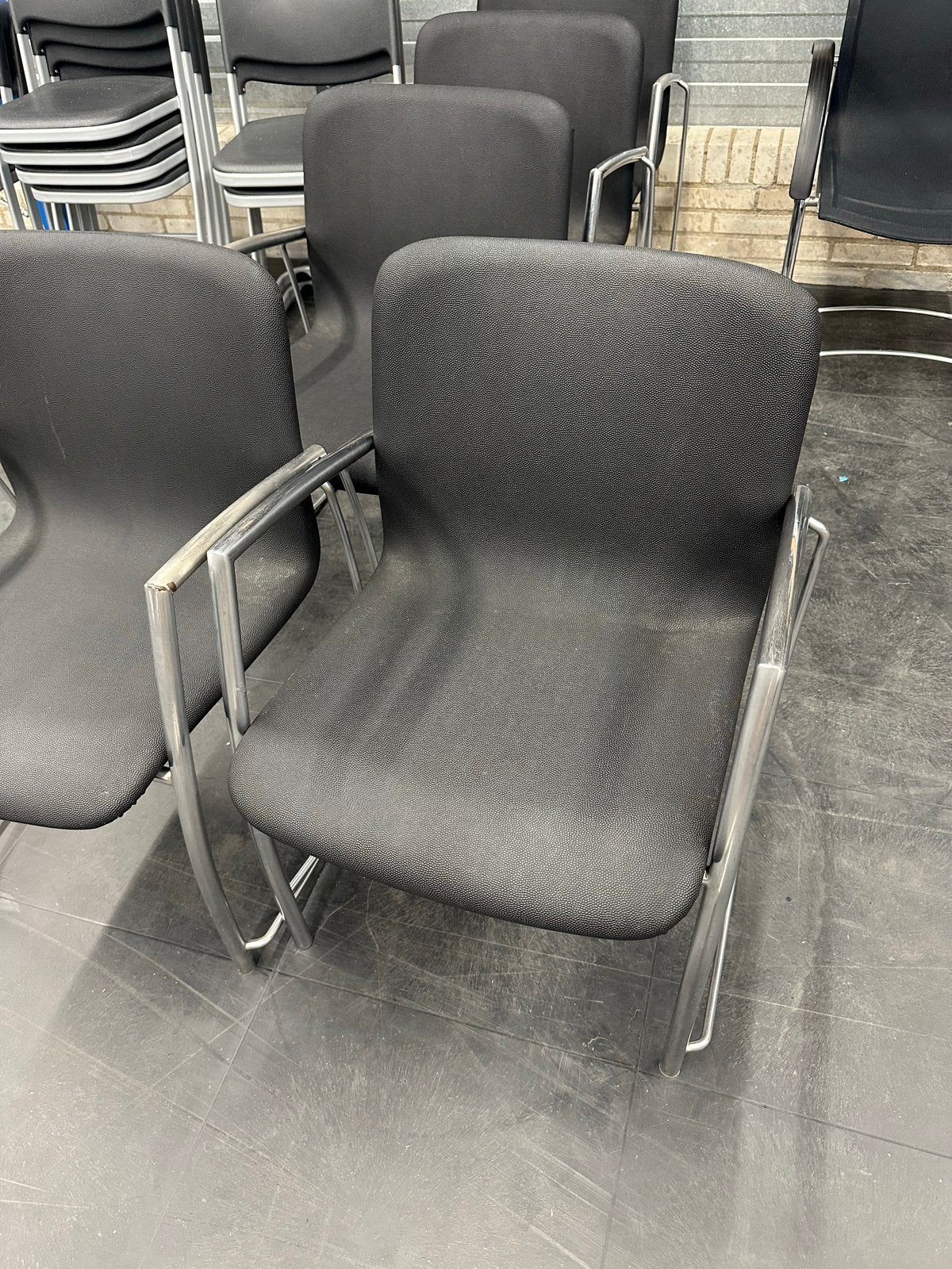 12 Stuks Goede Stoelen met Aluminium Frame en Kunstleer, Huis en Inrichting, Stoelen, Ophalen, Gebruikt, Zwart, Metaal