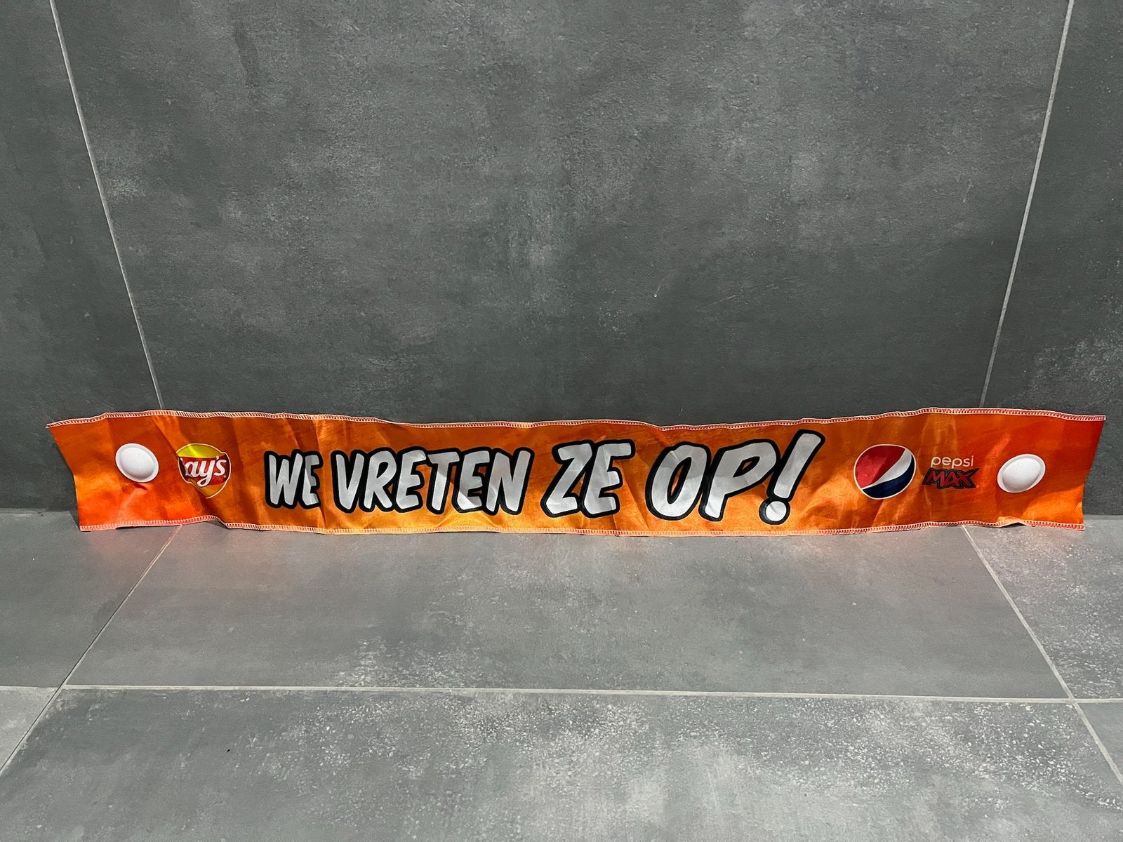 Oranje juichsjaal We vreten ze op – Lay’s & Pepsi Max, Ophalen of Verzenden, Nieuw, Overige typen, Oranje of Koningsdag