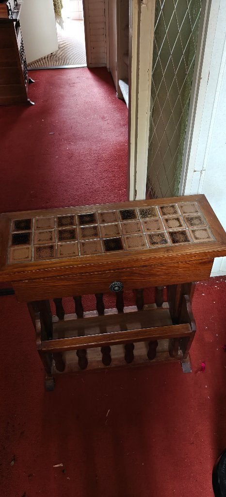 Vintage houten bijzettafel met tegels en lectuur bak, Ophalen, Gebruikt, Vintage, Met lade