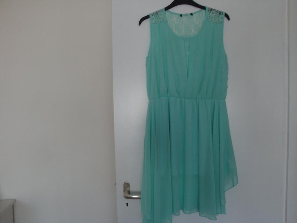 Groene jurk met kant. Maat L ., Maat 42/44 (L), Ophalen of Verzenden, Zo goed als nieuw, Boven de knie