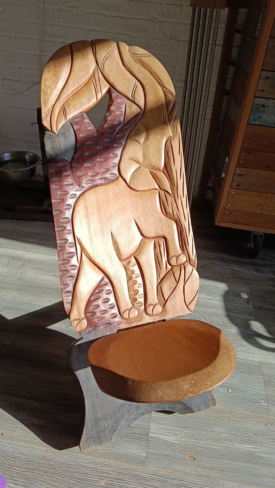 Unieke handgesneden houten stoel met olifantenmotief, Antiek en Kunst, Ophalen