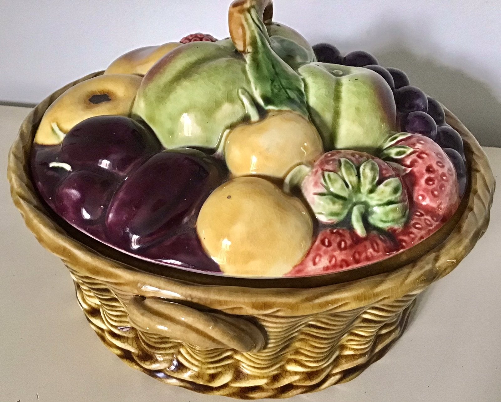 PRACHTIGE MAJOLICA SARREGUEMINES FRUITMAND (BAK MET DEKSEL), Ophalen of Verzenden