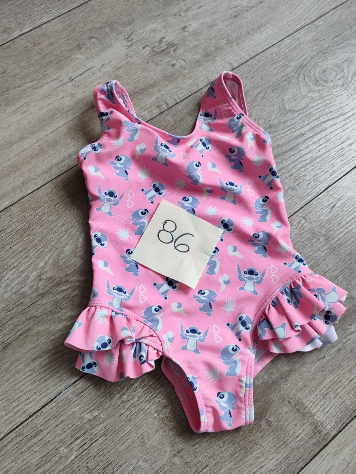 Roze badpak met Stitch print - Maat 86, Kinderen en Baby's, Babykleding | Baby-zwemkleding, Gebruikt, Meisje, Badpak, Maat 86