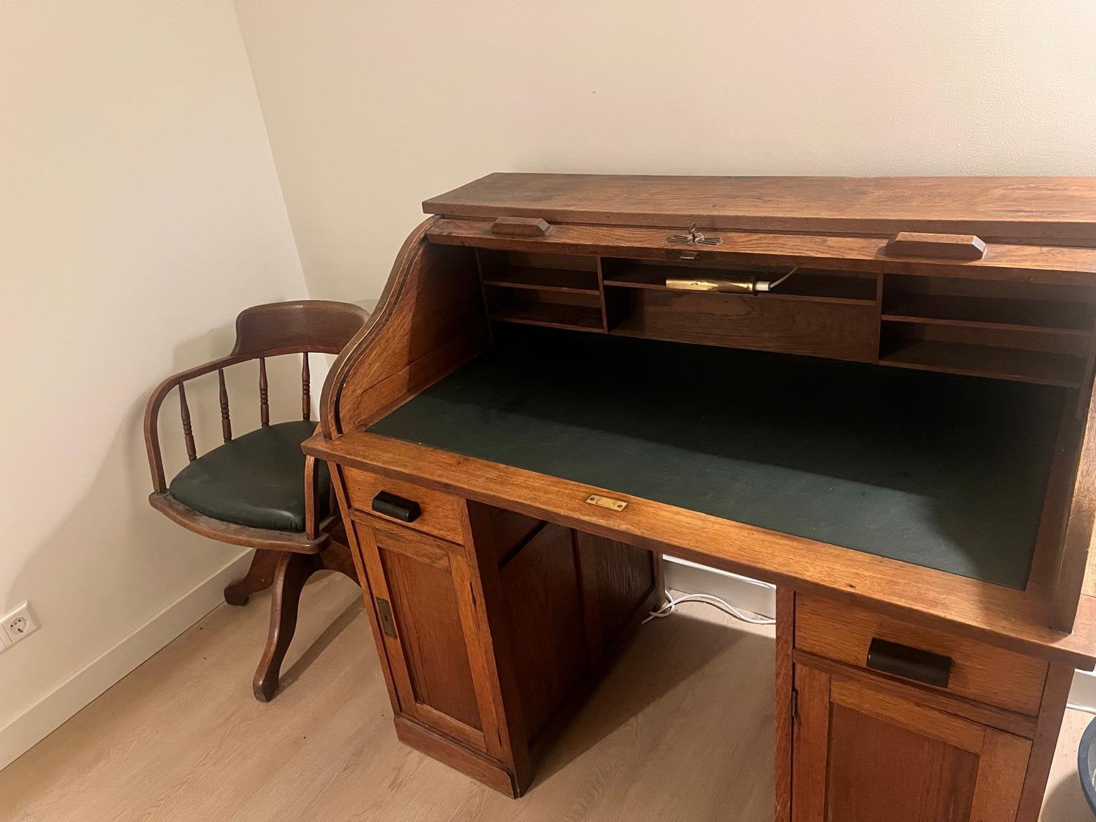 Antiek bureau in mooie staat incl stoel, Ophalen, Zo goed als nieuw