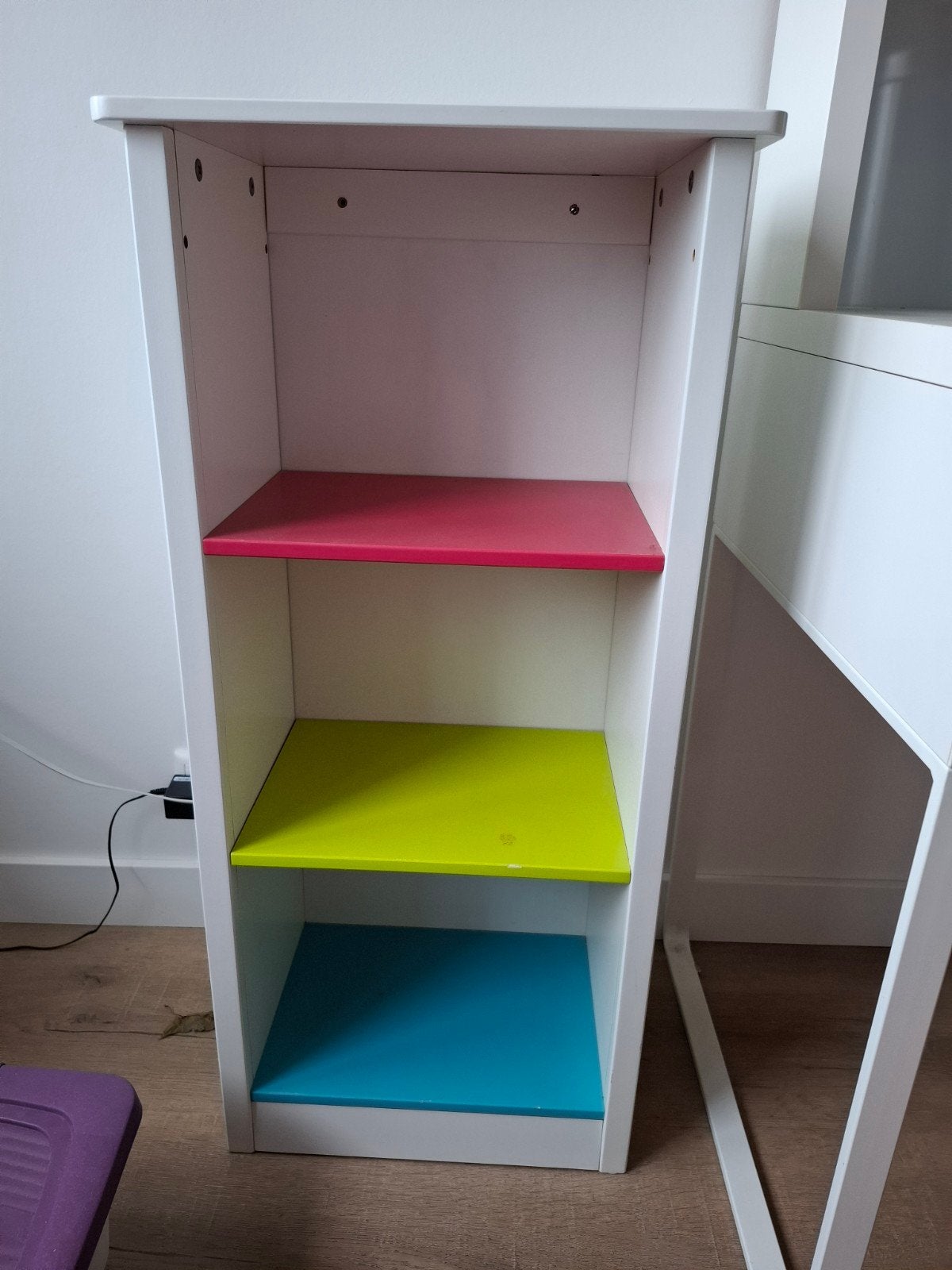 Kastje met kleurrijke planken, Ophalen, Met plank(en), Minder dan 50 cm, Gebruikt