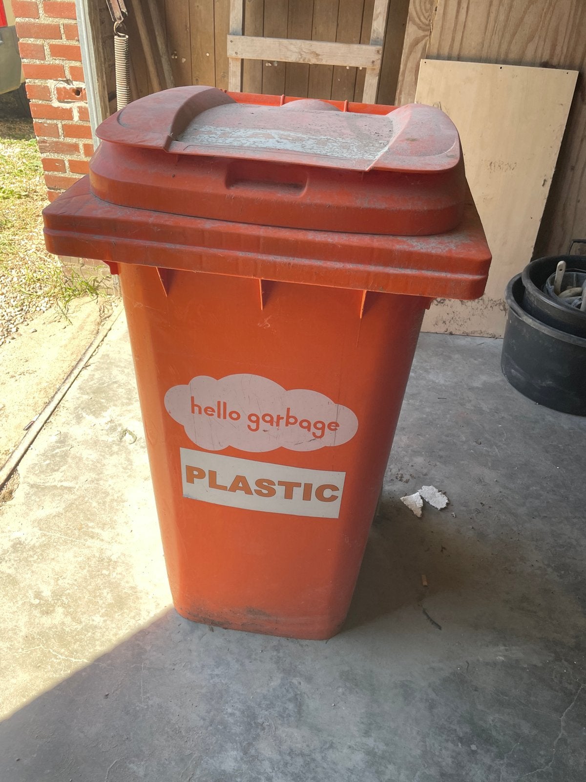 Oranje afvalbak met wielen - Ideaal voor plastic afval, Huis en Inrichting, Woonaccessoires | Prullenbakken, Ophalen, Kunststof