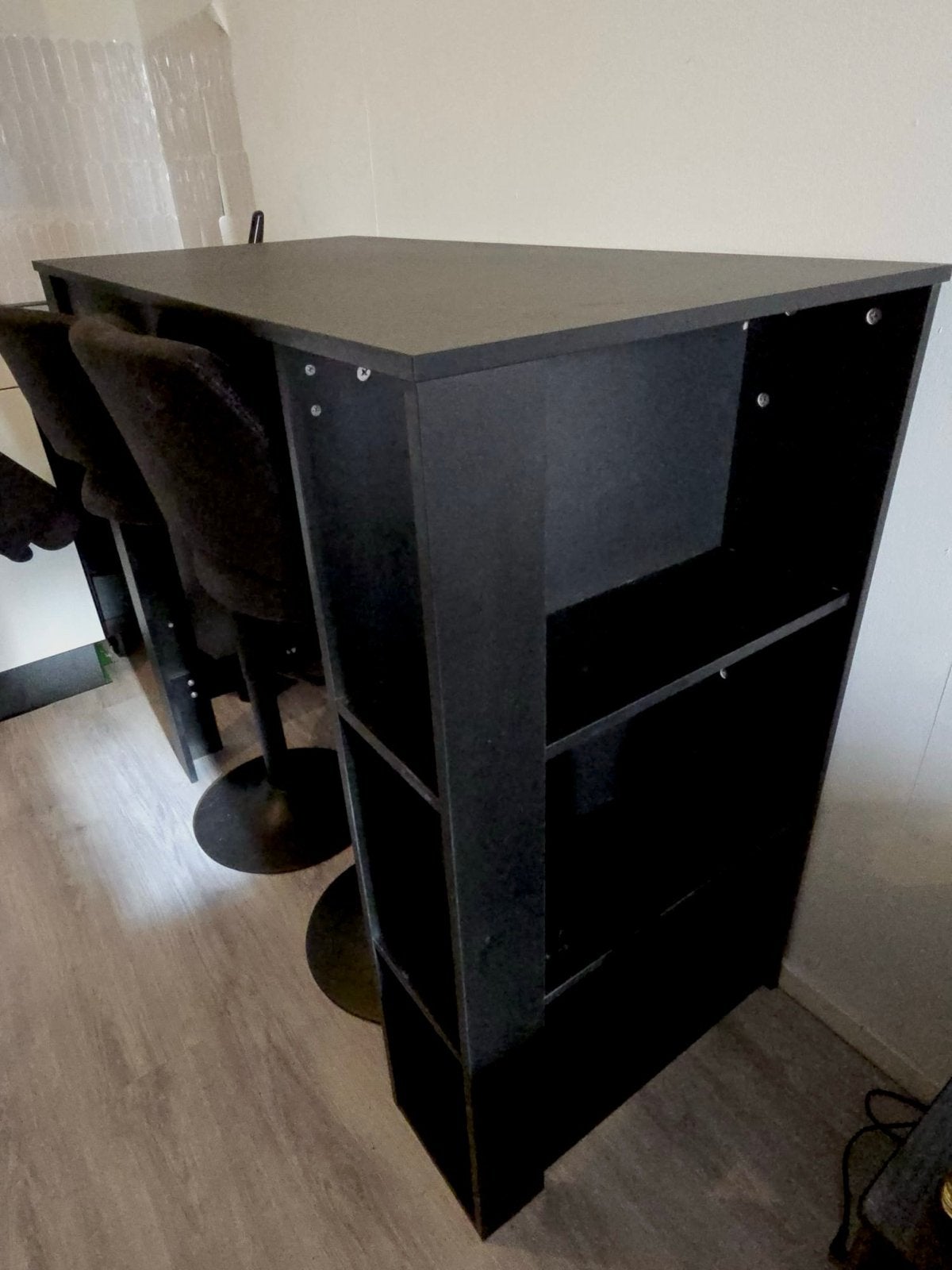 Zwarte bartafel met opbergruimte