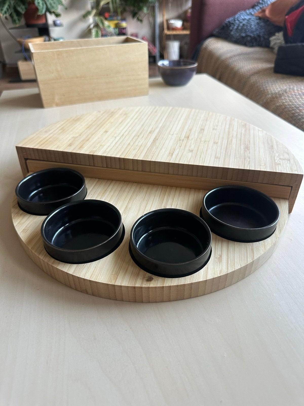 Gusta Serveerplank Maan met 4 Bakjes, ø 33, Huis en Inrichting, Keuken | Keukenbenodigdheden, Hout, Snij-/serveerplank, Ophalen of Verzenden