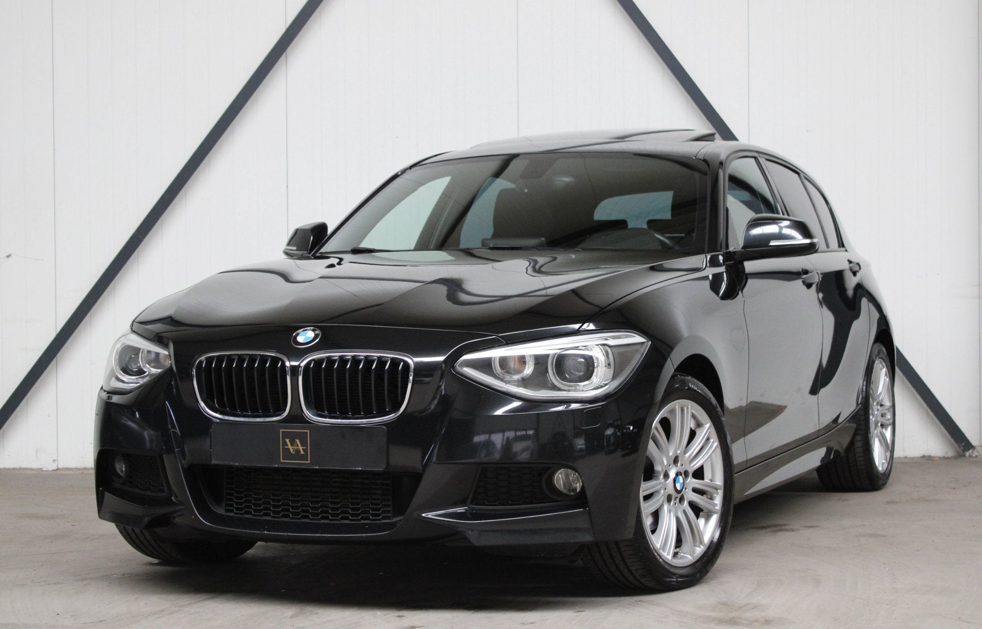 BMW 1-serie 116i M-Sportpakket l Dakraam l Xenon l Groot NAV, Auto's, Gebruikt, 4 cilinders, Automatische klimaatregeling, Alcantara