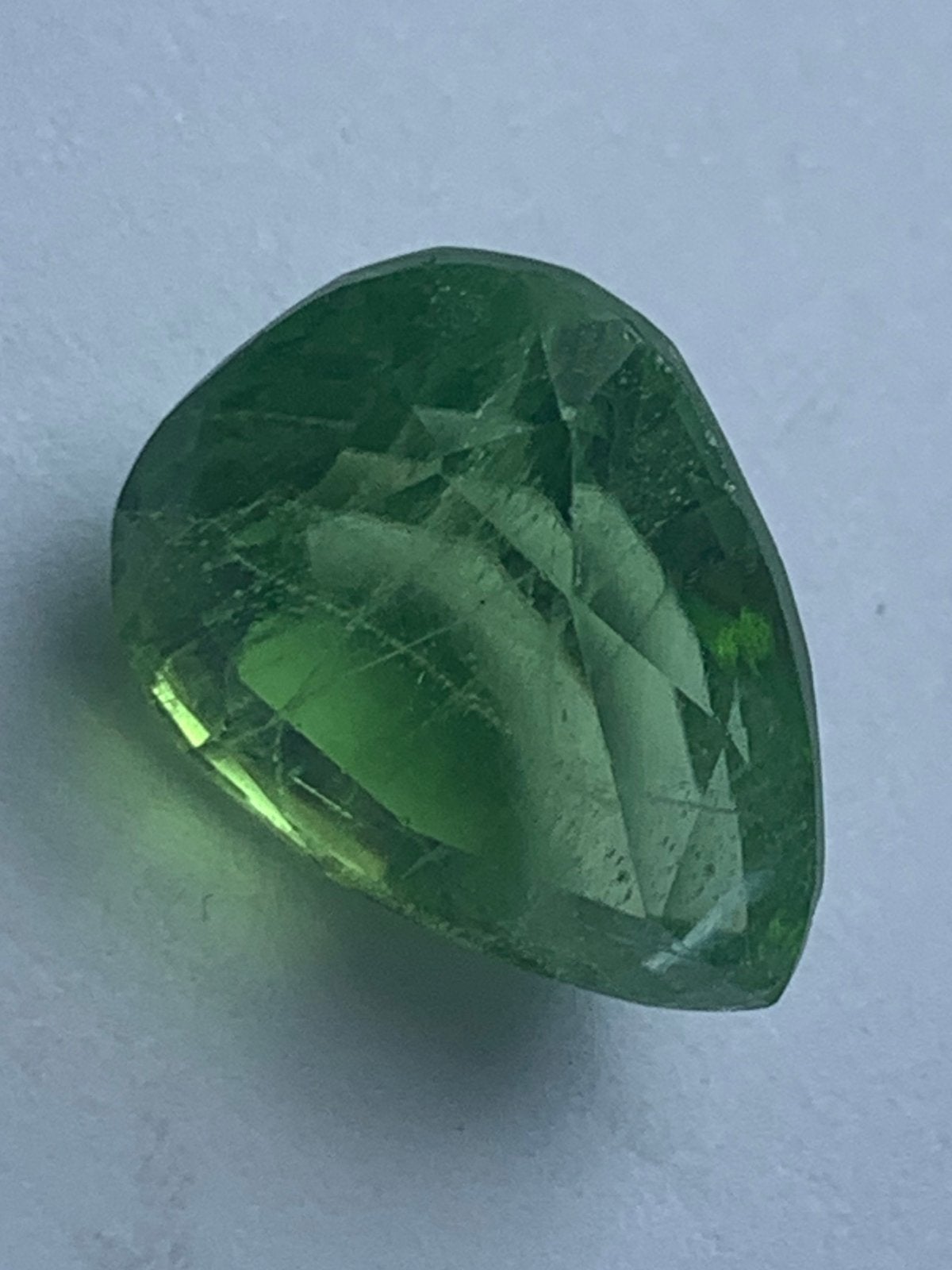Zeer grote peridot olivijn 12,39 crt met certificaat, Ophalen of Verzenden, Zo goed als nieuw