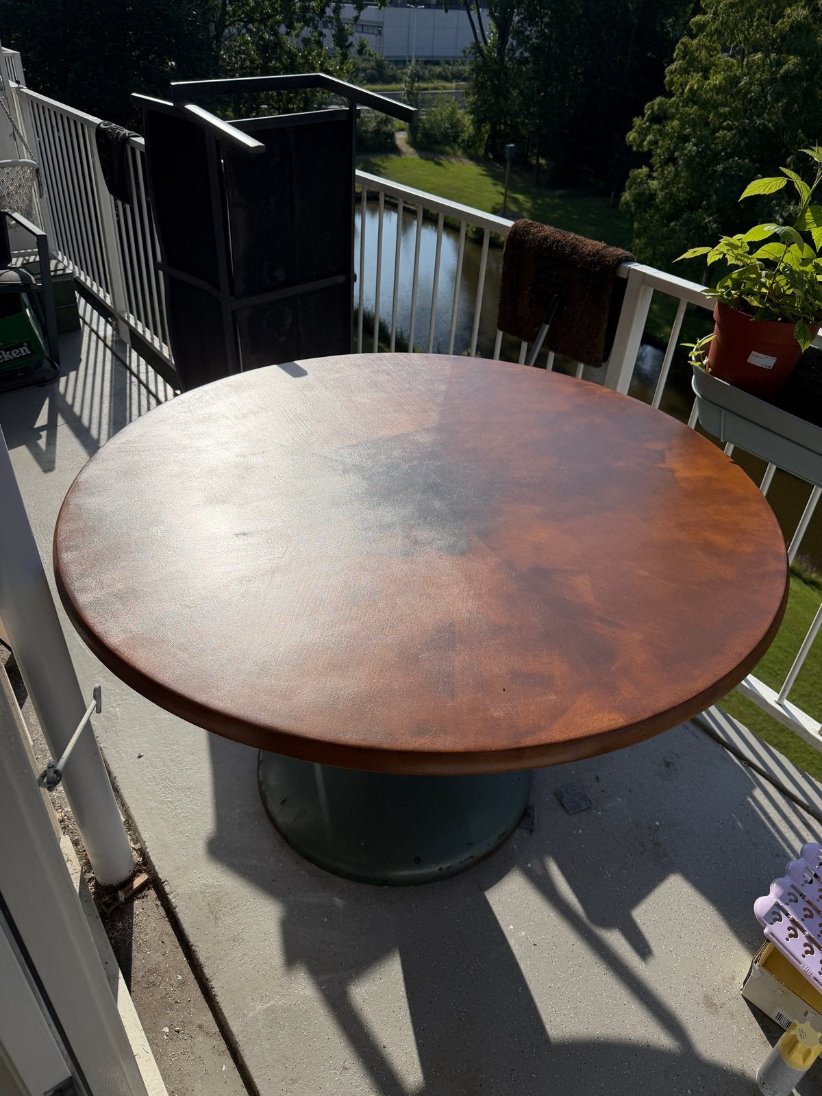 Vintage ronde tafel met metalen voet, Ophalen, Gebruikt, 100 tot 150 cm, Rond