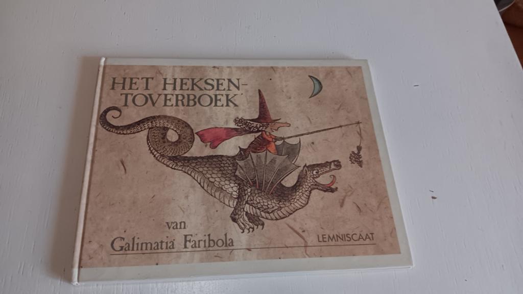 Het heksentoverboek Galimatia Faribola., Ophalen of Verzenden, Zo goed als nieuw
