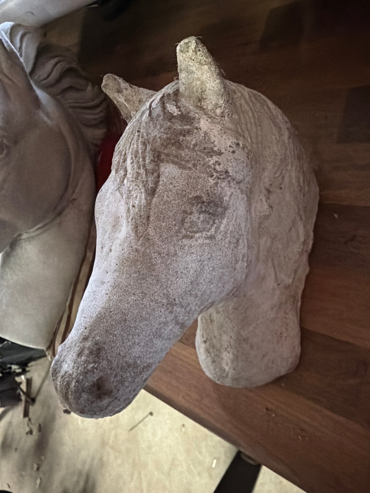 Decoratieve paardenkop van beton, Ophalen
