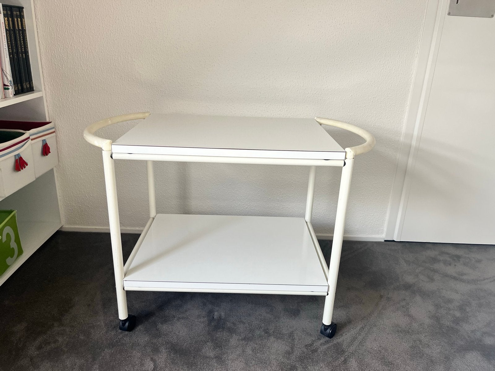 Vintage Roltafel / Bartafel - Wit Formica met Zwarte Wielen, Ophalen, Gebruikt