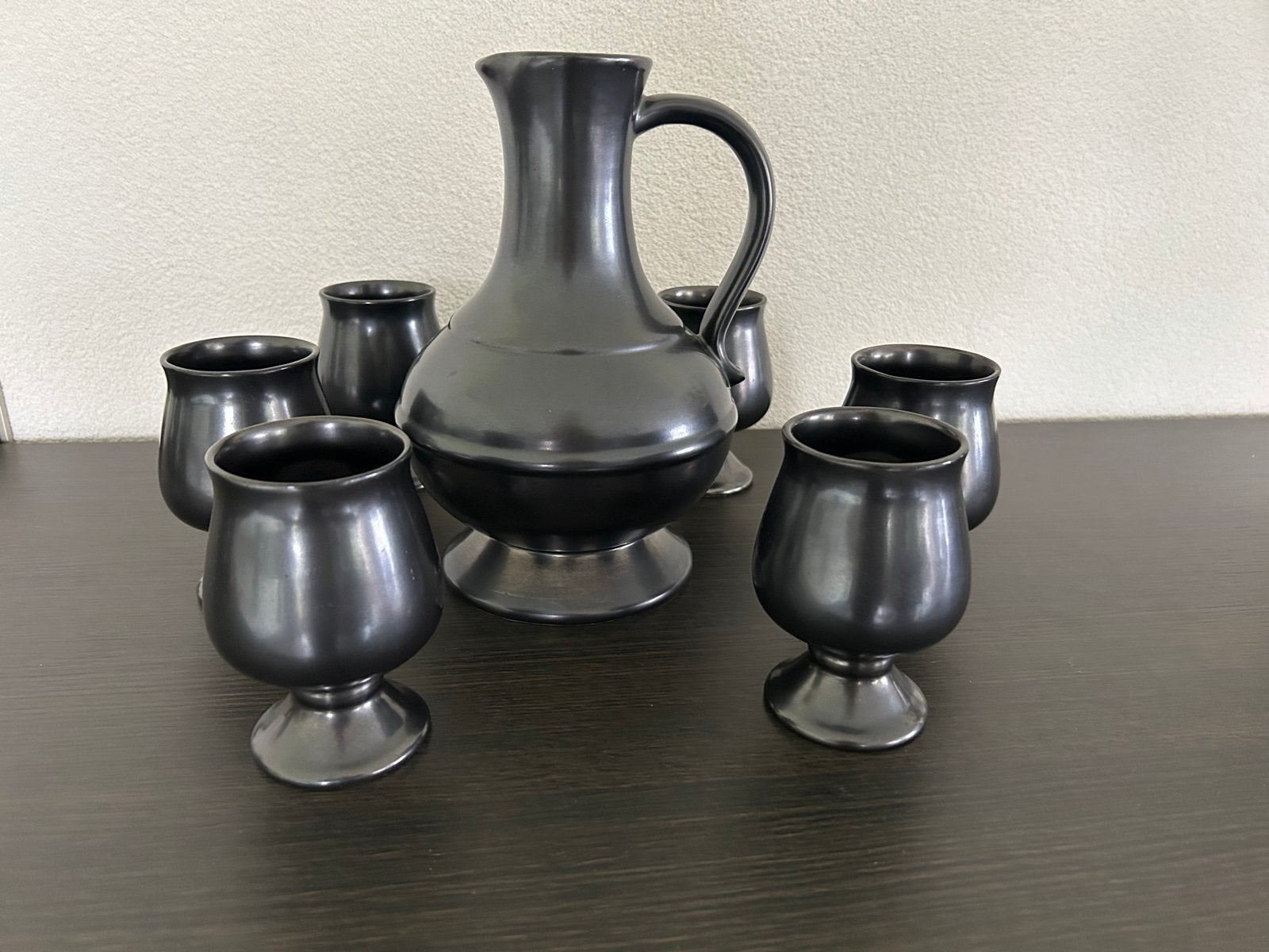 Vintage Prinknash Pottery set: kan en bekers, zwart, Antiek en Kunst, Antiek | Keramiek en Aardewerk, Ophalen of Verzenden