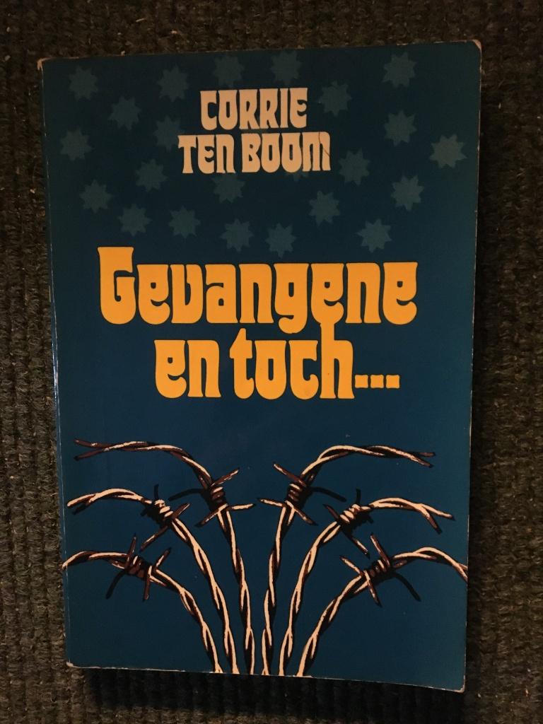 Gevangene en toch ... ; door Corrie ten Boom #WO2, Boeken, Ophalen of Verzenden, 20e eeuw of later, Gelezen, Corrie ten Boom