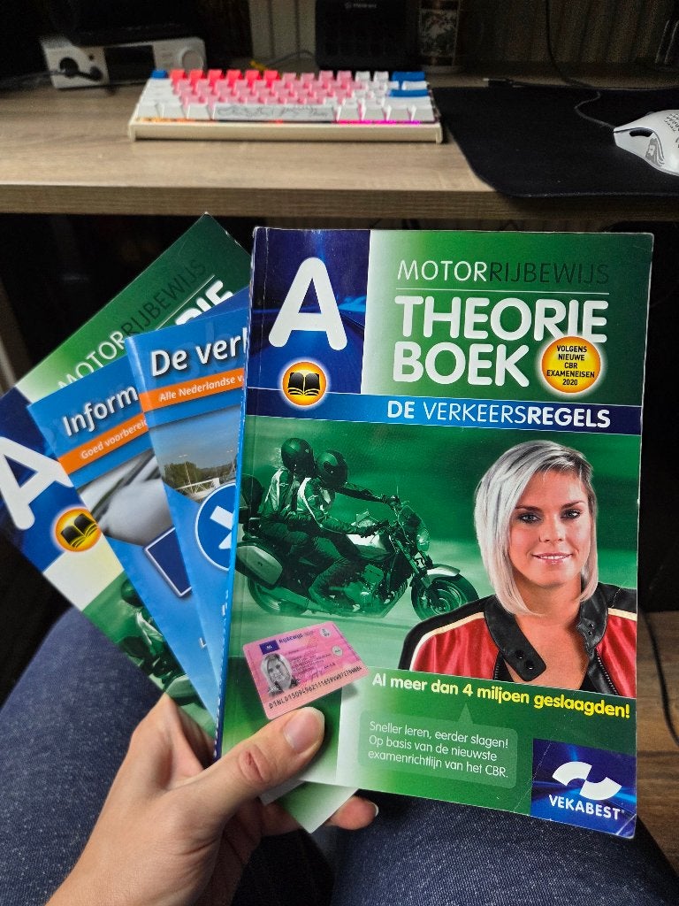 Boekjes voor motor theorie en verkeersborden, Boeken, Ophalen of Verzenden, Beta, Zo goed als nieuw, Niet van toepassing