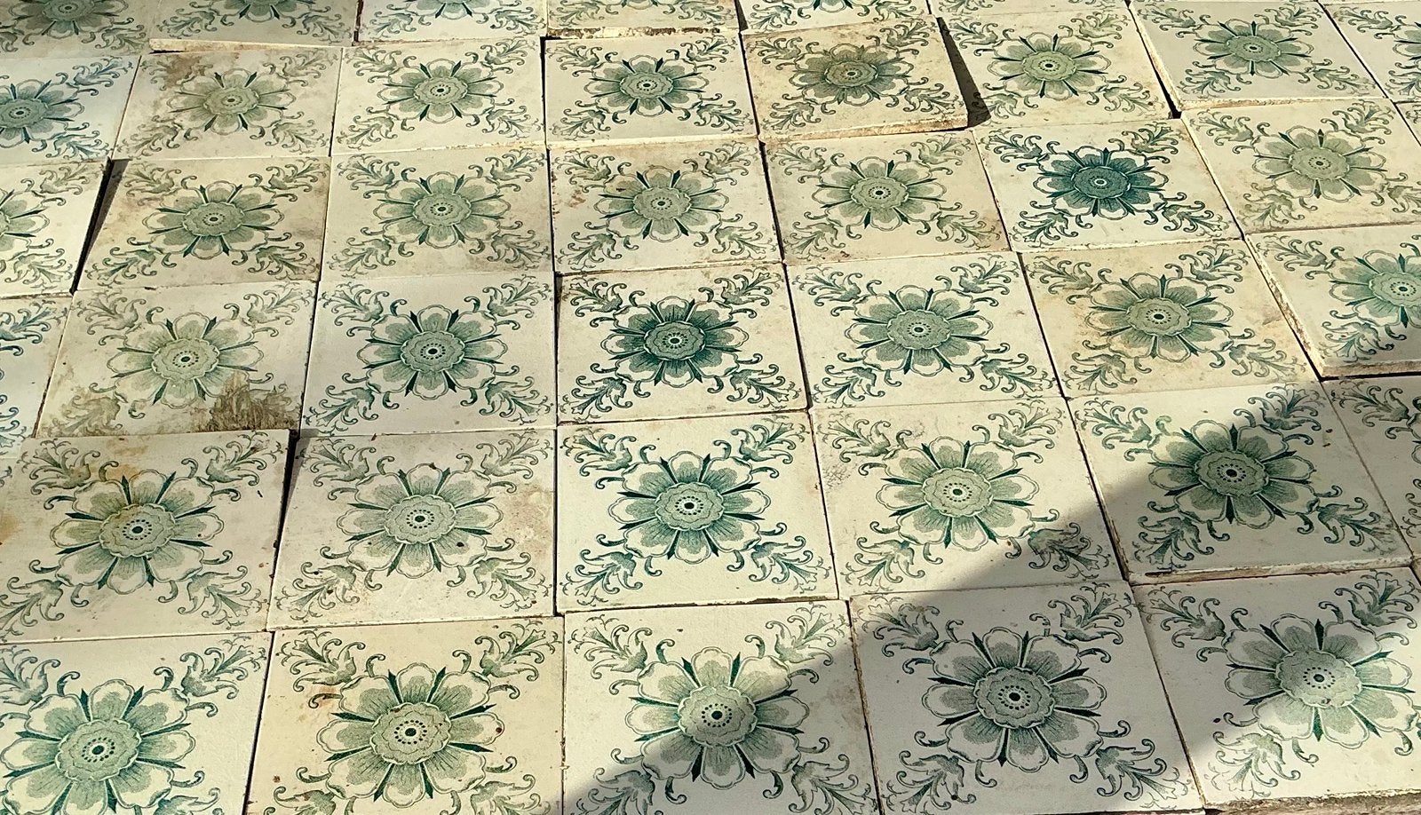48 antieke Gilliot Hemiksem tegels 12x12 – H-merk, Ophalen