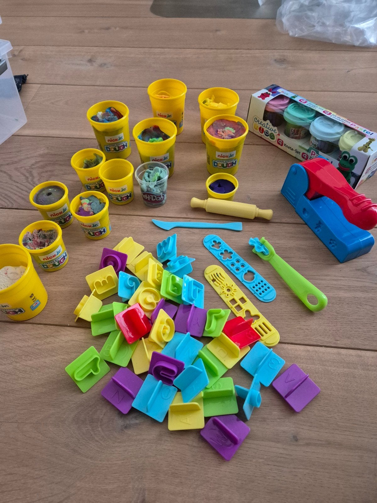 set klei met  accessoires en 4 nieuwe potjes, Ophalen of Verzenden, Gebruikt, Knutselen