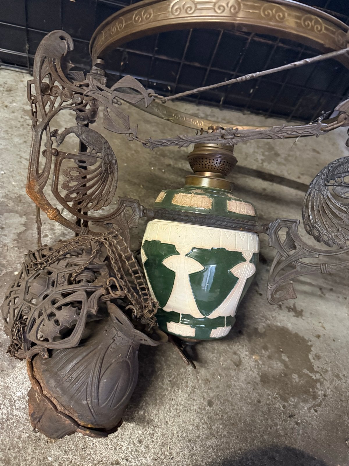 Antieke gietijzeren lamp met keramische vaas, Antiek en Kunst, Ophalen