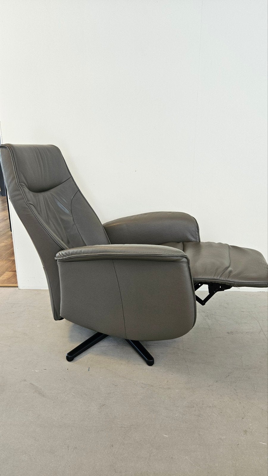 De toekomst fauteuil ( gasveer bediend) bij Zitgemak joure, Ophalen of Verzenden, Zo goed als nieuw, 50 tot 75 cm, Leer