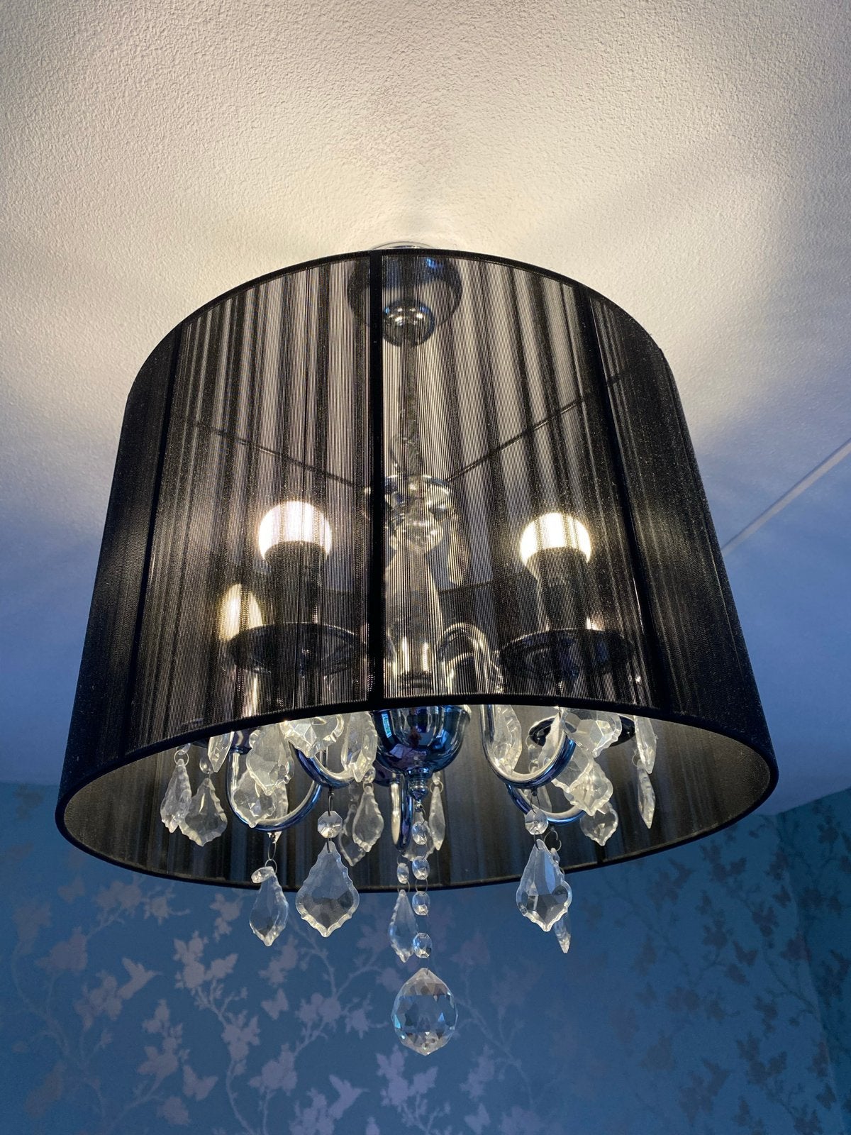 Moderne Kroonluchter met Zwarte Kap en Kristallen, Huis en Inrichting, Ophalen, Zo goed als nieuw, E14 (klein)