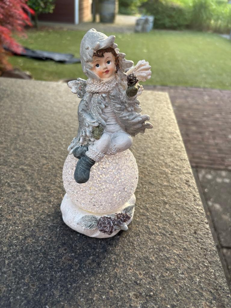 Kerstbeeldje met LED-verlichting - Engel op sneeuwbal, Overige stijlen, Ophalen of Verzenden, Zo goed als nieuw, Wit