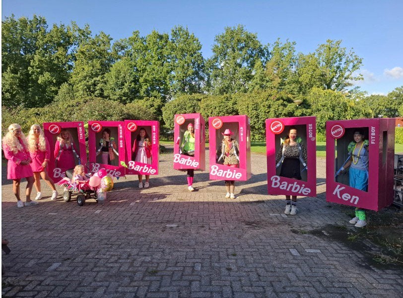 7 Barbie dozen voor loopgroep, dorpsfeest, praalwagenoptocht, Ophalen of Verzenden, Gebruikt, Kostuum, Carnaval