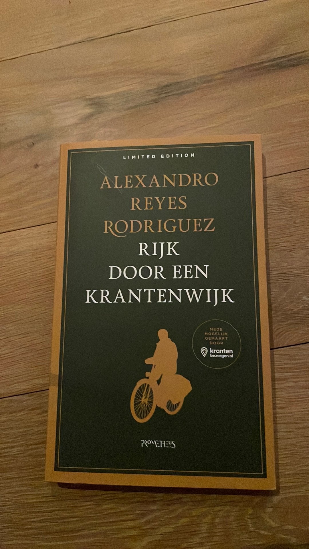 Rijk door een krantenwijk, Ophalen of Verzenden, Zo goed als nieuw