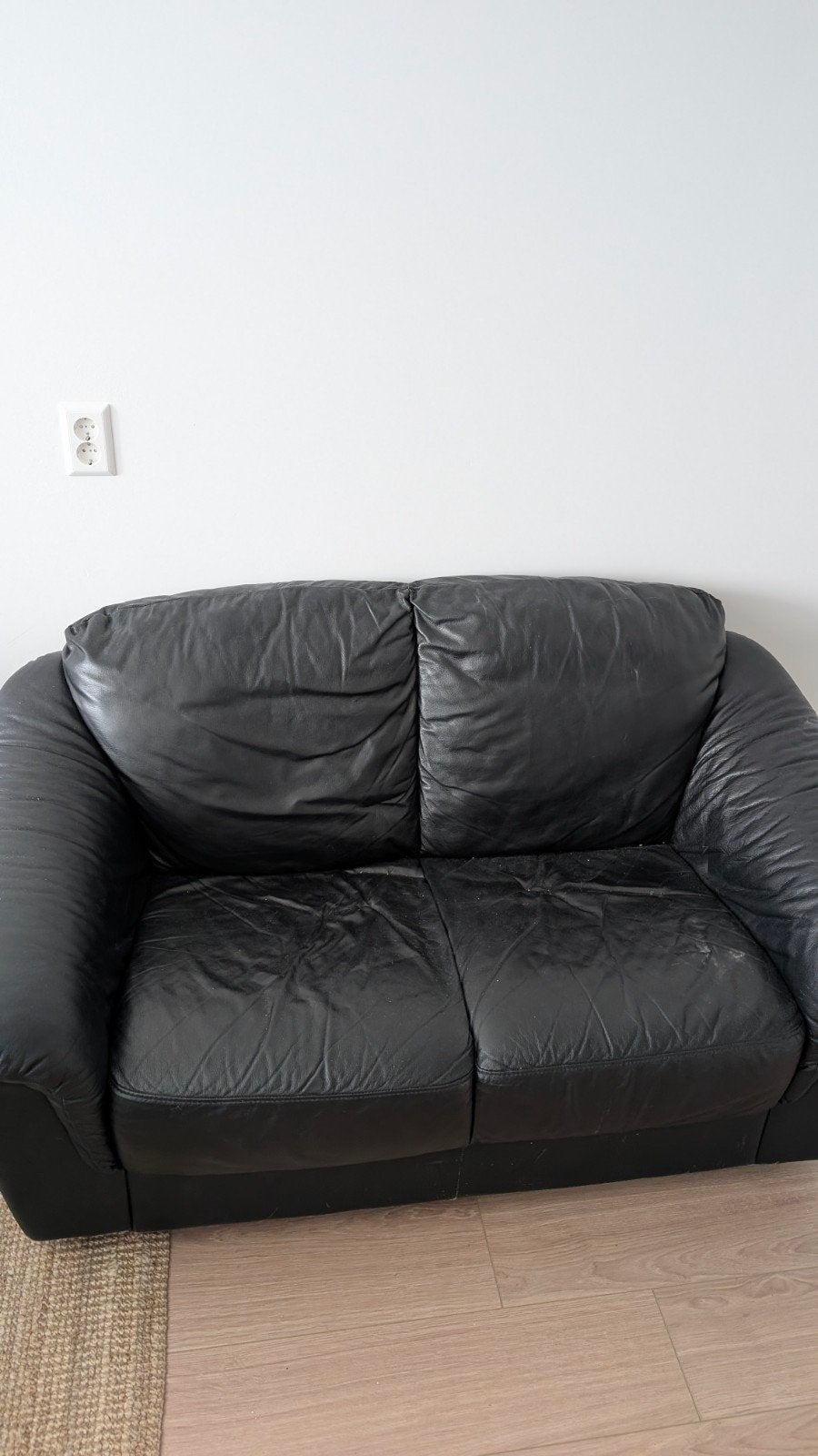 Comfortabele zwarte 2-zitsbank van imitatieleer, Huis en Inrichting, Banken | Sofa's en Chaises Longues, Ophalen, Gebruikt, 150 tot 200 cm