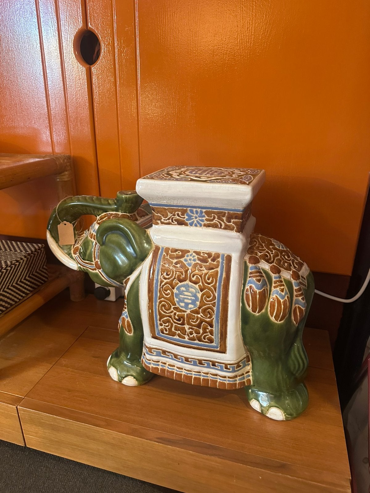 Keramieke olifant plantentafel, Ophalen