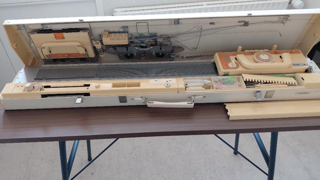 Brother breimachine KH-860 met grote partij wol, Ophalen, Gebruikt, Breien, Machine