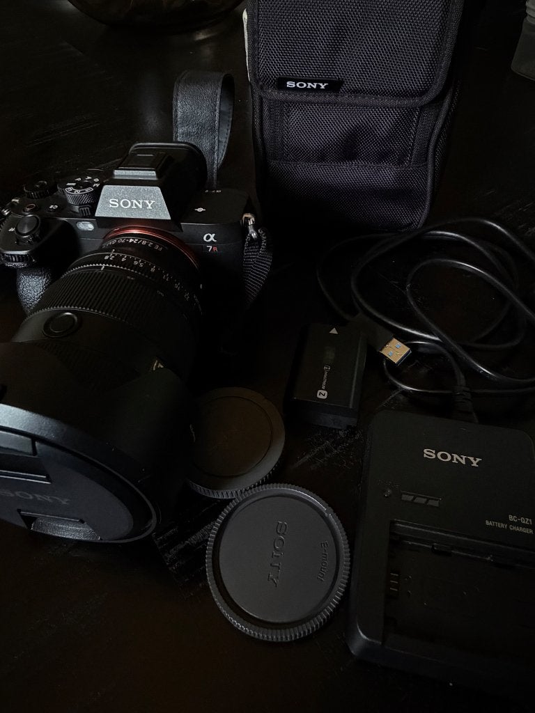 Sony A7R V + Sony FE 24-70mm f/2.8 GM II, Sony, Beschermhoes/tas, Ophalen of Verzenden, Zo goed als nieuw