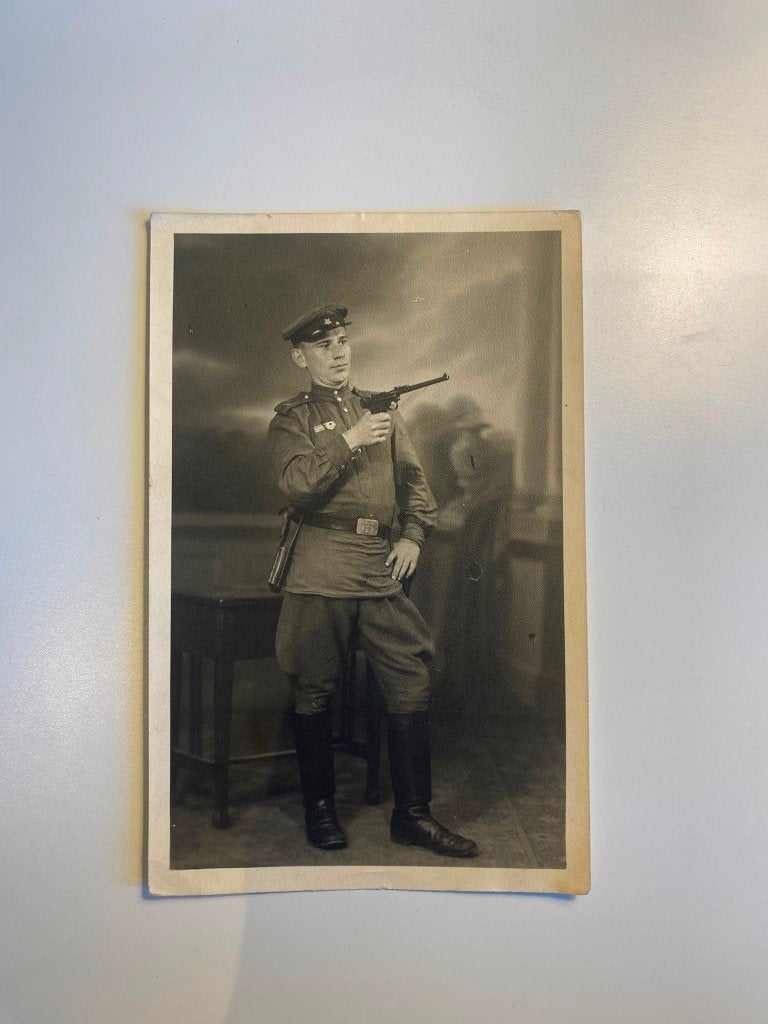 Sovjet Foto WOII – Soldaat / Officier met Nagant Revolver, Verzamelen, Foto, Ophalen of Verzenden, Zo goed als nieuw, Voor 1940