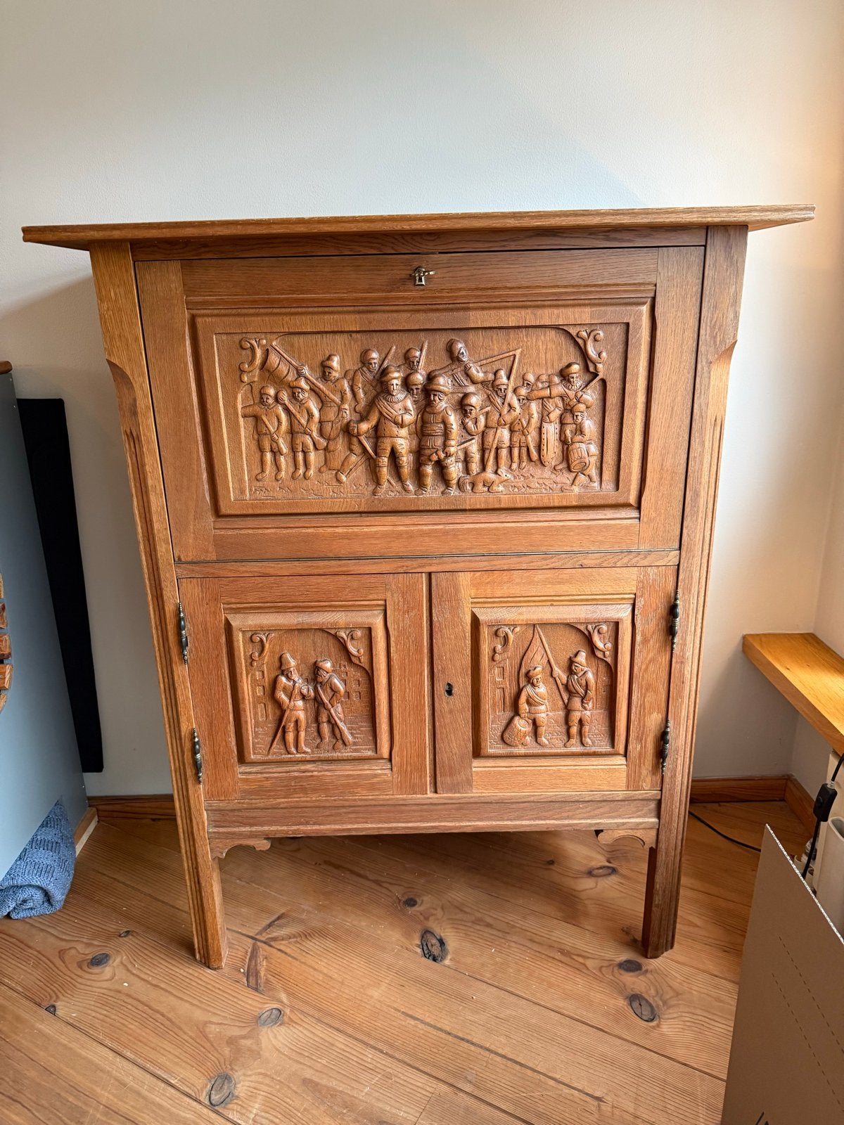 Antiek Eikenhouten Kabinet met Nachtwacht Carving, Ophalen